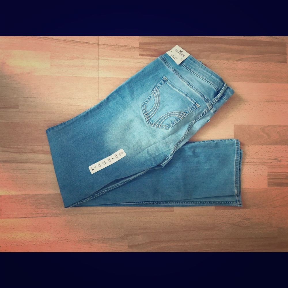HOLISTER JEANS w/RIP ON KNEE AND POCKETS